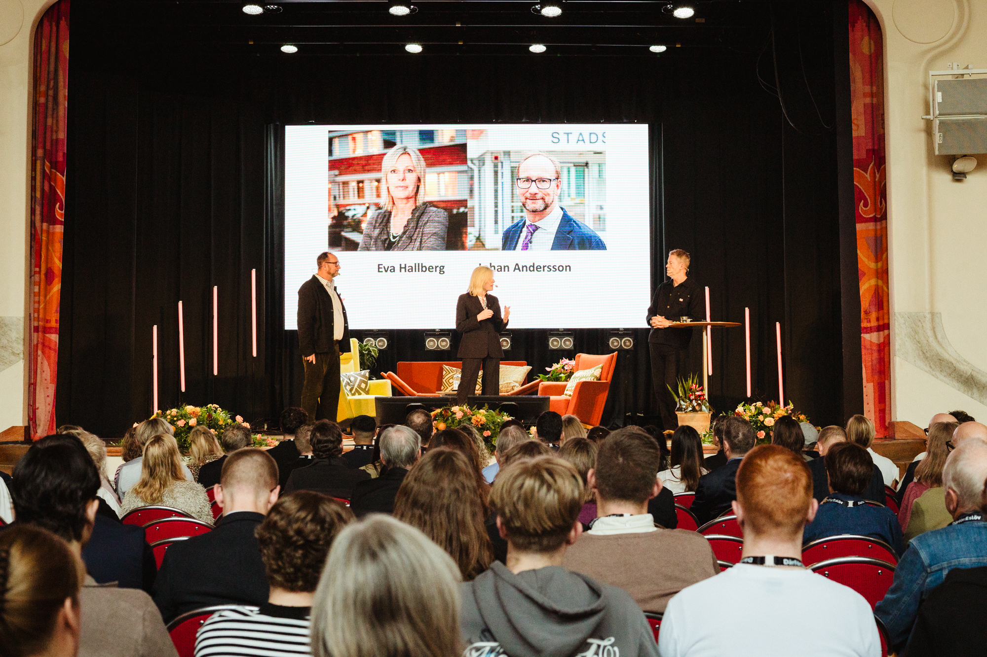 Johan Andersson (S) kommunstyrelsens ordf&ouml;rande och Eva Hallberg kommundirekt&ouml;r h&auml;lsar v&auml;lkomna