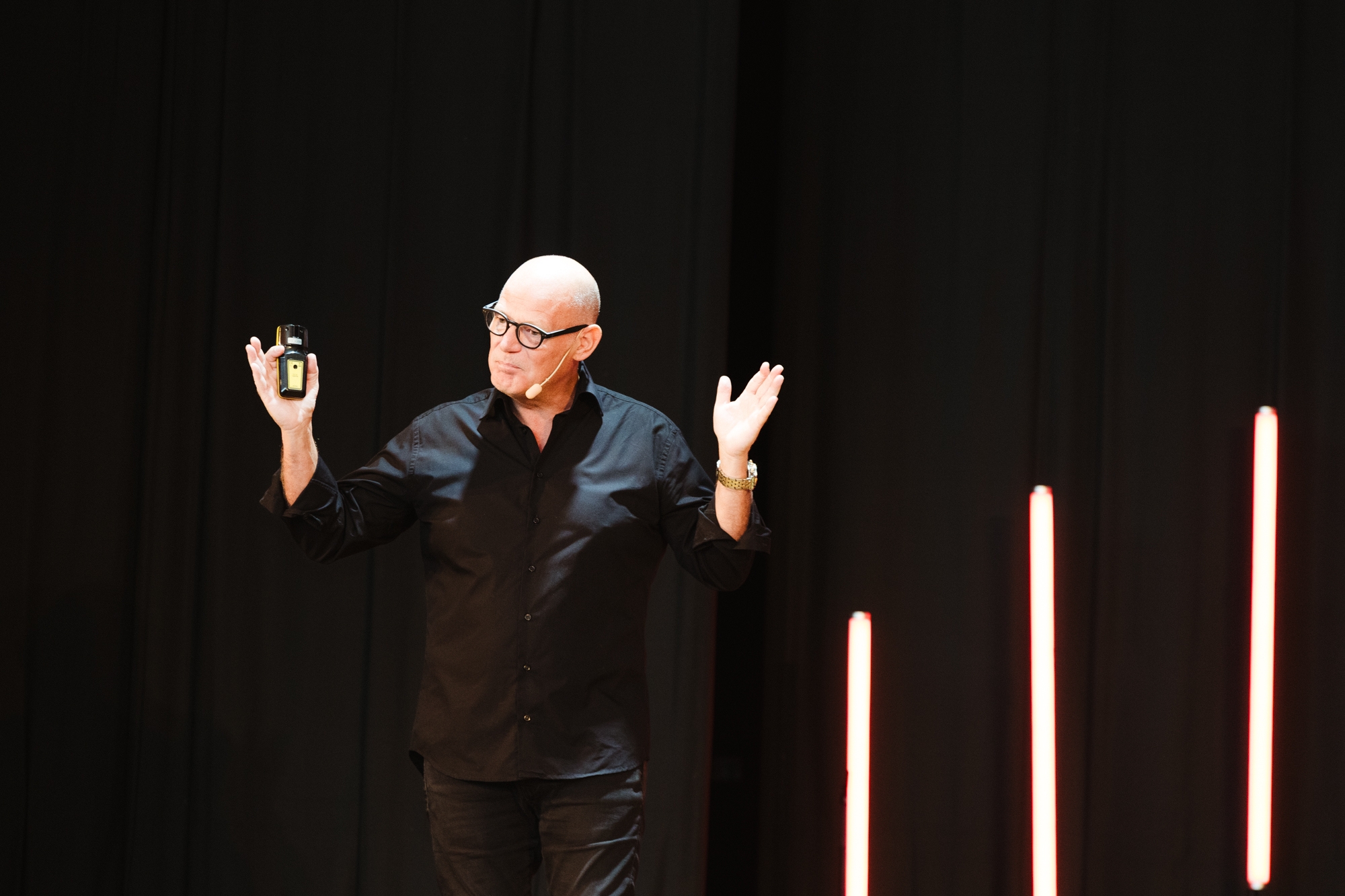 Janne Bj&ouml;rge, entrepren&ouml;r och varum&auml;rkesstrateg, st&aring;r p&aring; scenen med armarna ut