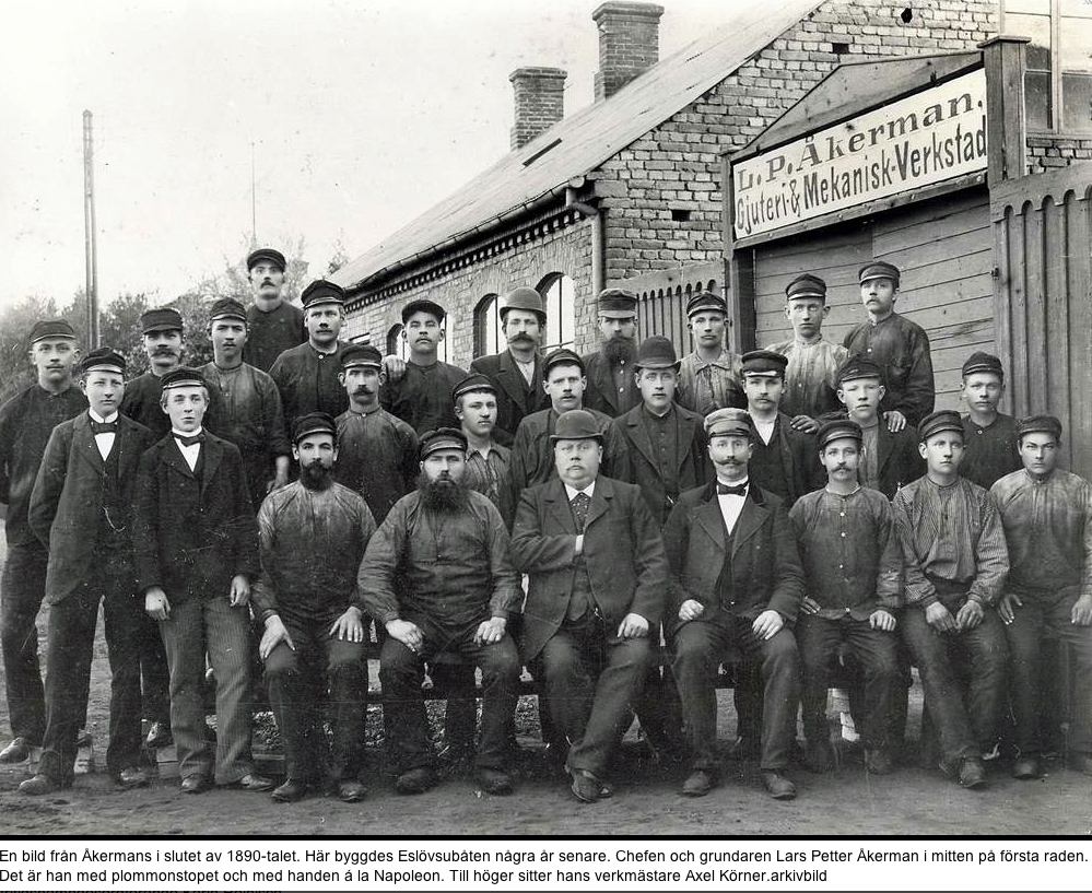 En bild fr&aring;n &Aring;kermans i slutet av 1890-talet. Lars Petter &Aring;kerman sitter i mitten p&aring; f&ouml;rsta raden. Det &auml;r han med plommonstopet och med handen &aacute; la Napoleon. Till h&ouml;ger sitter hans verkm&auml;stare Axel K&ouml;rner. Arkivbild.
