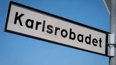 Gatuskylt som det står Karlsrobadet på.