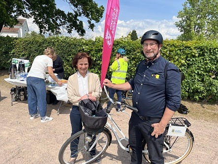 Johan andersson (S) catarina malmborg (M) st&aring;r vid en cykel 