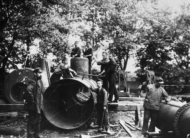 Det l&aring;ter som en skr&ouml;na, men &auml;r sant: 1904 gjorde m&ouml;sseskr&auml;ddare Ola Anderson f&ouml;dd 1853 en spektakul&auml;r best&auml;llning hos &Aring;kermans. En 10 meter l&aring;ng ub&aring;t! som han sj&auml;lv ritat och s&ouml;kt patent p&aring;. Foto: F&ouml;jers arkiv.