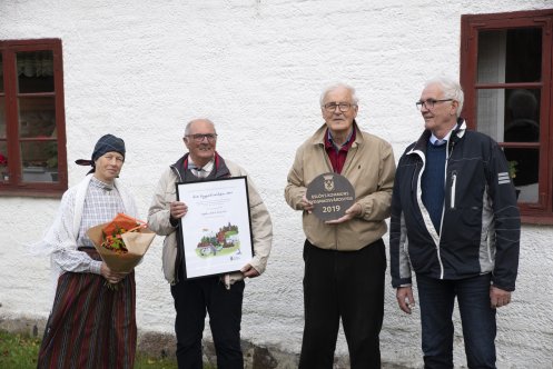 Stiftelsen Harlösa Donationshus mottog 2019 års byggnadsvårdspris av företrädare från Eslövs kommun. Från höger Eva Hallberg, kommundirektör, Matilda Suneson, planarkitekt, Catharina Malmborg, kommunstyrelsens första vice ordförande, Anneli Åkesson, styrelseledamot i stiftelsen, Johan Andersson, kommunstyrelsens ordförande, Leif Palmqvist, kassör, Per Hemming, tidigare ordförande samt Lars Berglund, ordförande i stiftelsen