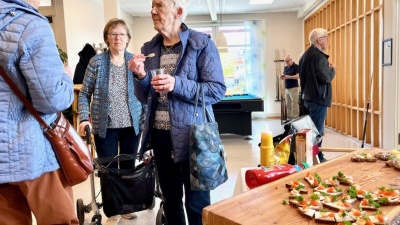 Pensionärer provsamakar mat Karidal