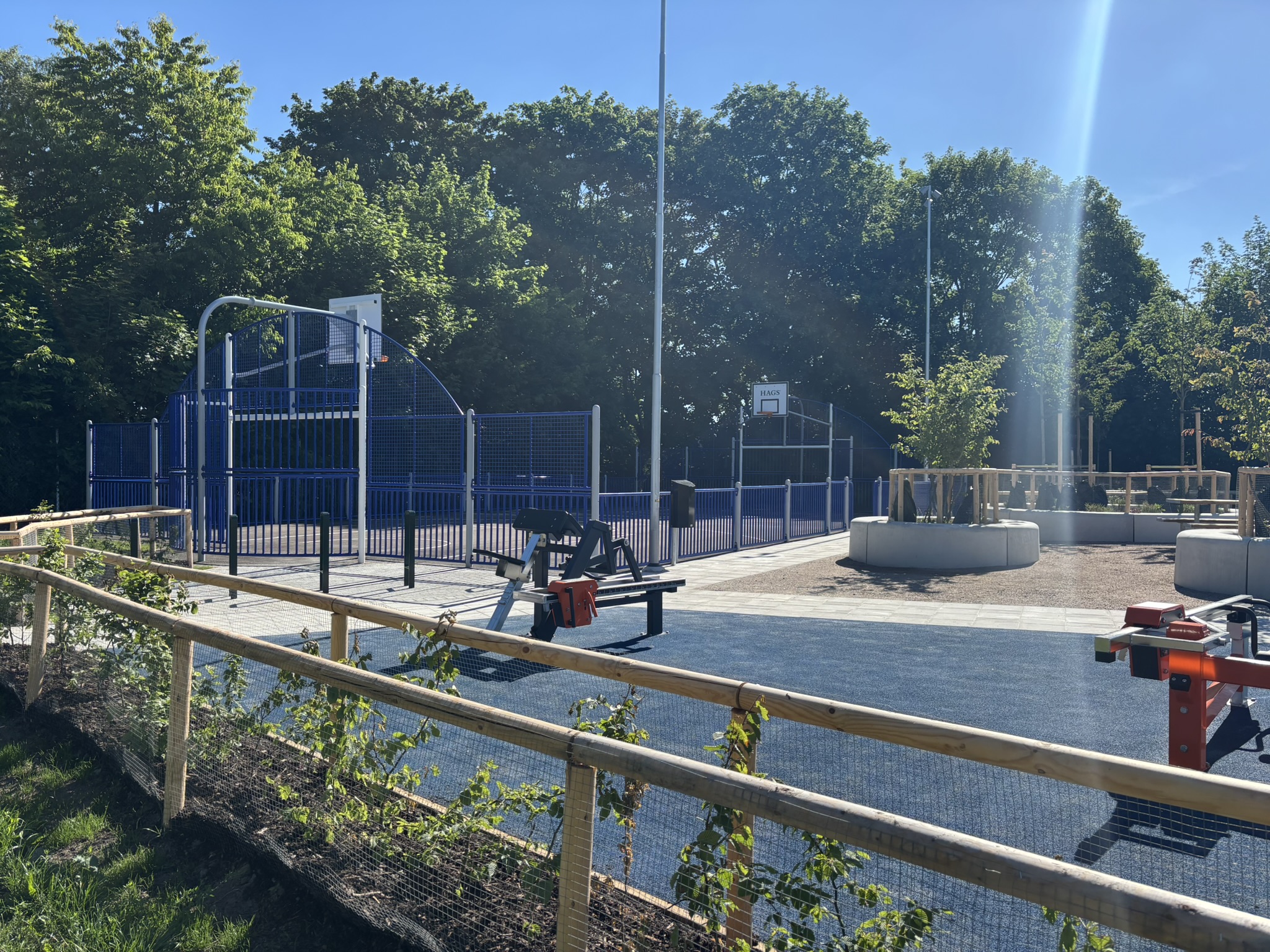 Utegym och basketplan