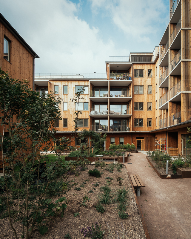 Esl&ouml;vs terasser bild av byggnad samt plantering framf&ouml;r fasad,