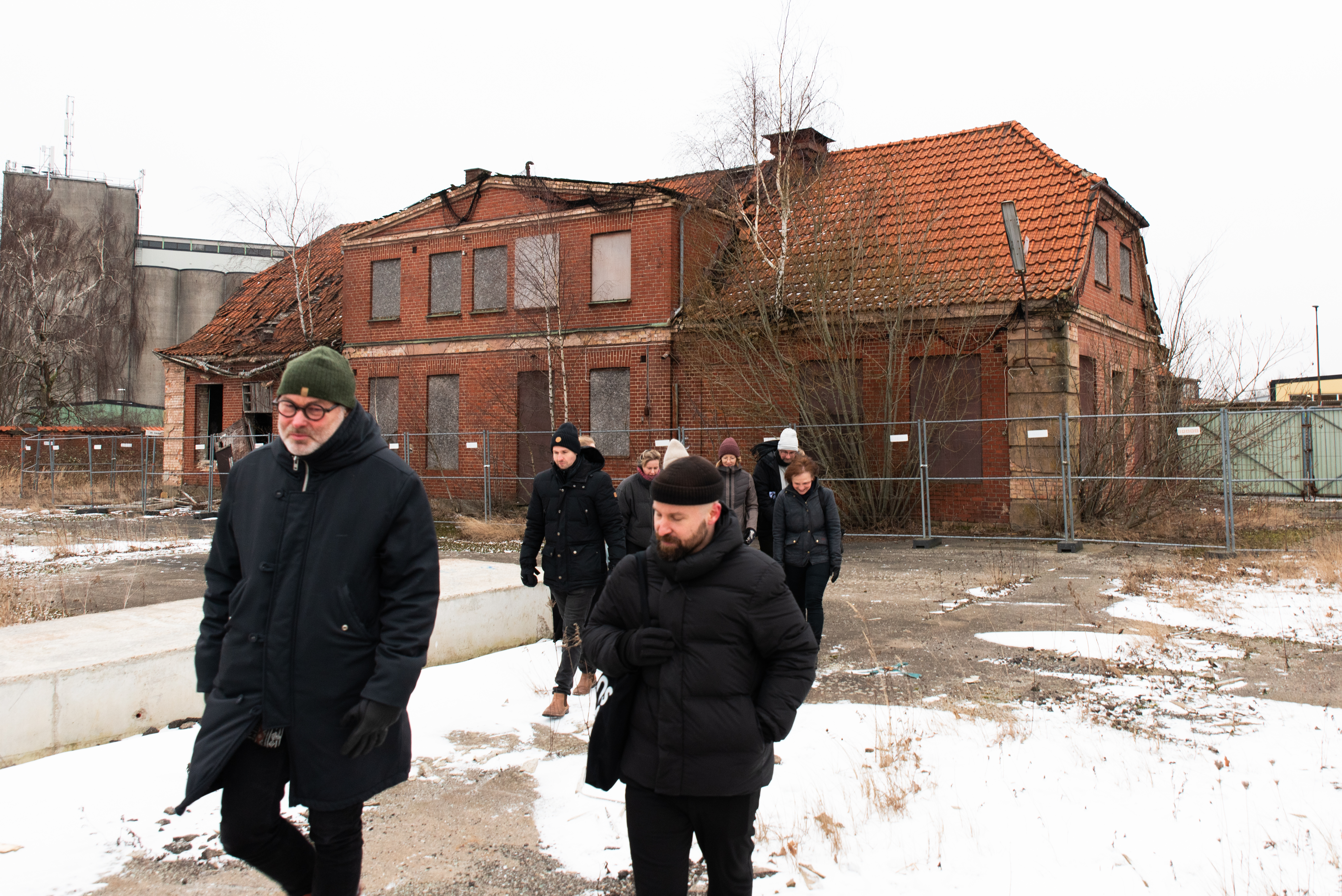 Mikael vallberg och Marc Rieser vandrar över bruksstadens område