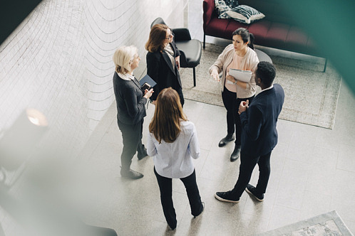 Personer står i en ring och talar,