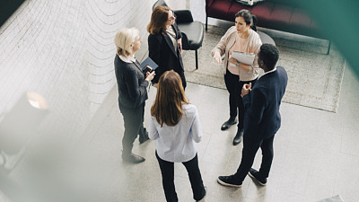 Personer står i en ring och talar,