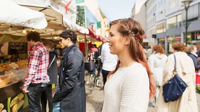 kvinna i profil stående på en gata i centrum