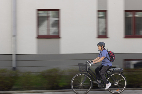 Hemtjänstpersonal på cykel.
