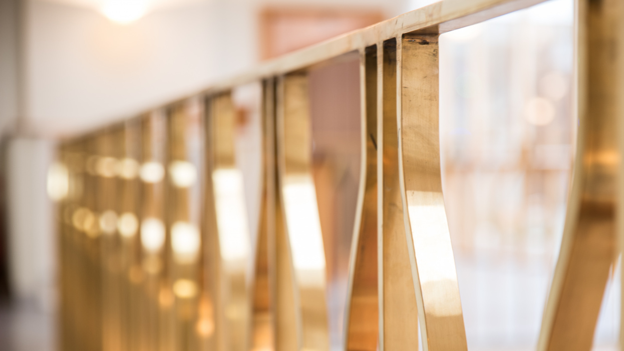 Närbild av mässingsräcket över baren