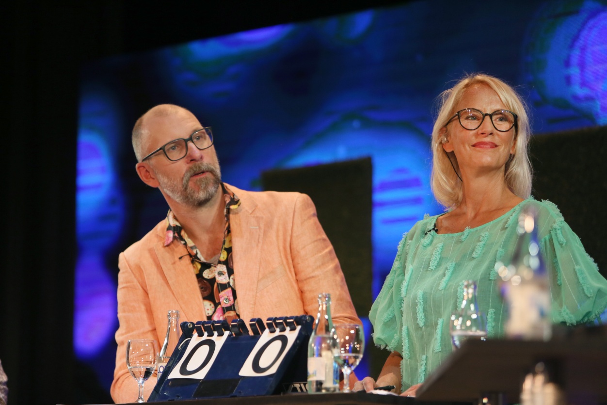 Kalle Lind och Trine Grönlund i finalen av "Spårlöst i Eslöv" 2020.