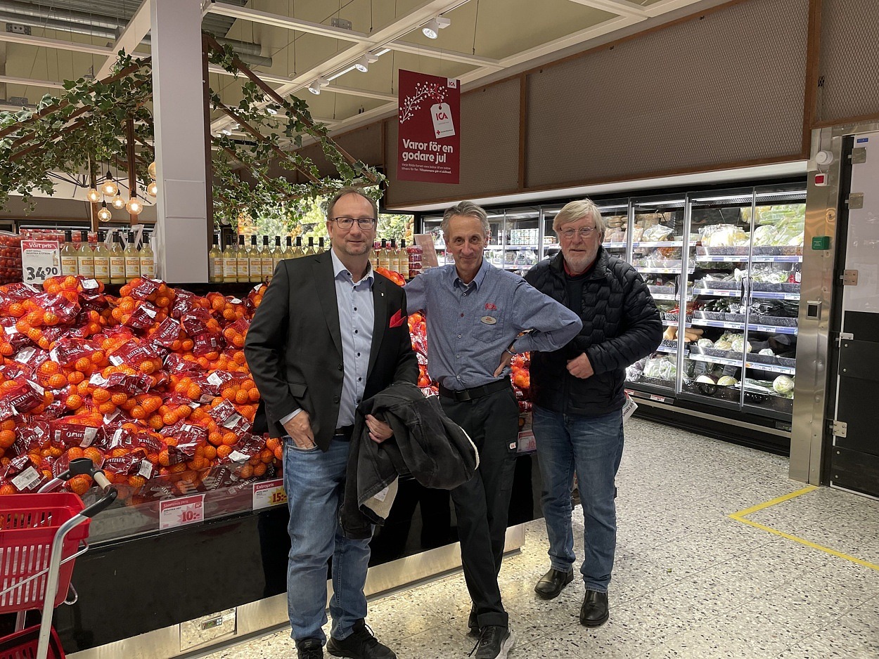 F&ouml;retagsbes&ouml;k p&aring; ICA Kvantum Esl&ouml;v. Kommunstyrelsens ordf&ouml;rande Johan Andersson (S), Stefan Wieloch, handlare ICA Kvantum, och Lasse Holmstr&ouml;m (V)