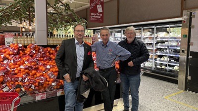 Företagsbesök på ICA Kvantum Eslöv. Kommunstyrelsens ordförande Johan Andersson (S), Stefan Wieloch, handlare ICA Kvantum, och Lasse Holmström (V)