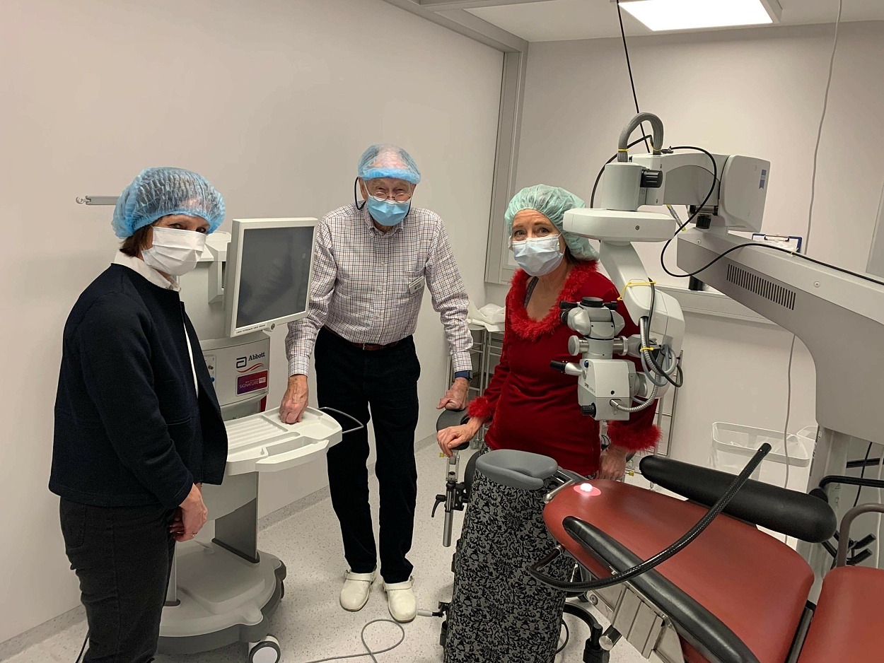 Kommunstyrelsens f&ouml;rste vice ordf&ouml;rande Catharina Malmborg (M) med Inger Bergstrand, &auml;gare av &Ouml;gonl&auml;karna i Esl&ouml;v i de nya behandlingslokalerna.