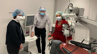 Kommunstyrelsens förste vice ordförande Catharina Malmborg (M) med Inger Bergstrand, ägare av Ögonläkarna i Eslöv i de nya behandlingslokalerna.