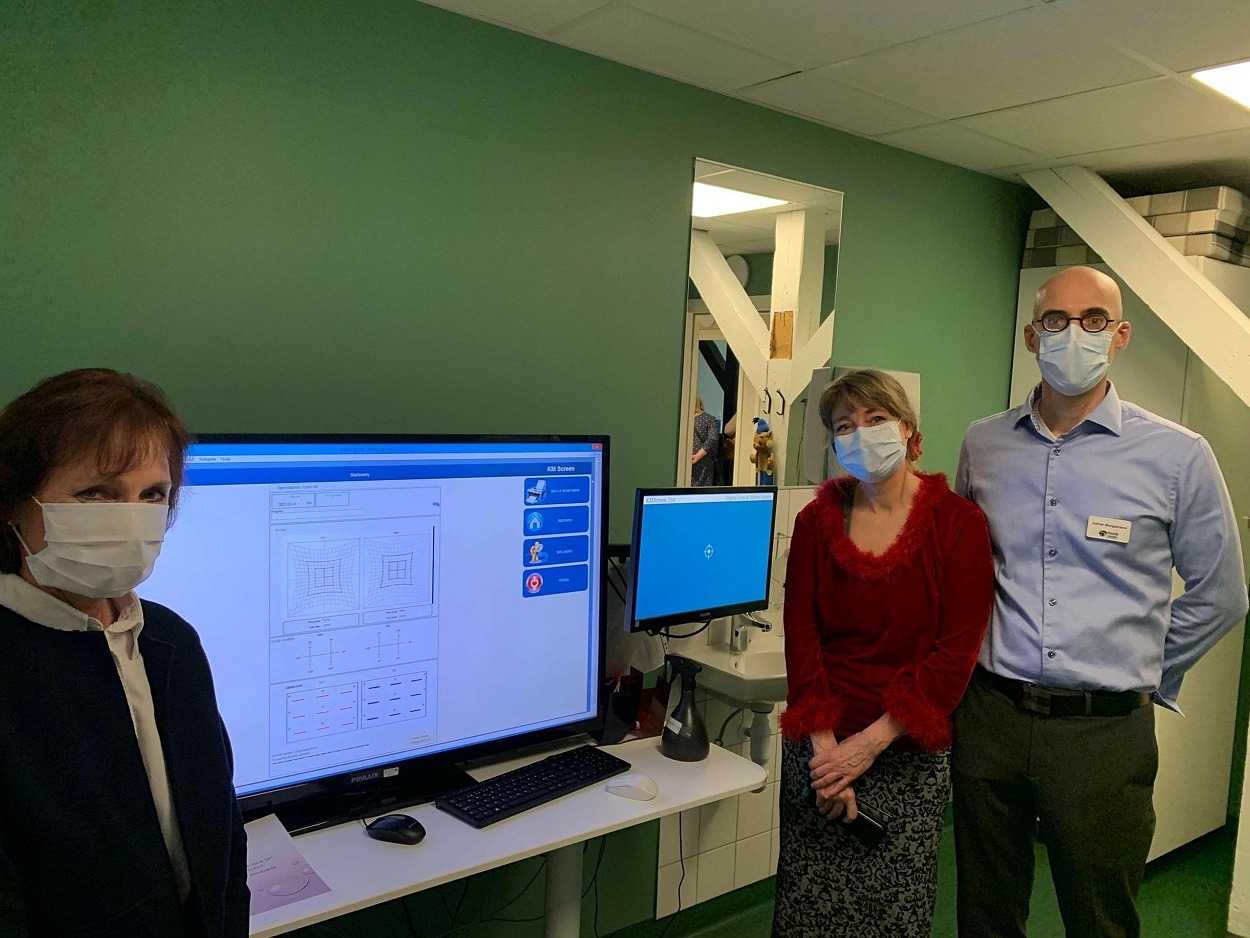 &Auml;garna av &Ouml;gonl&auml;karna i Esl&ouml;v Inger och Johan Bergstrand och Kommunstyrelsens f&ouml;rste vice ordf&ouml;rande Catharina Malmborg (M)