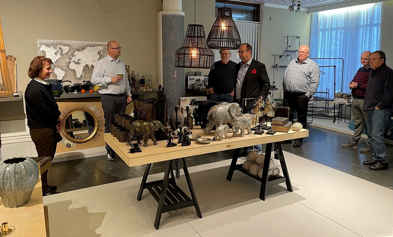 F&ouml;retagsbes&ouml;k p&aring; Schou. Fr&aring;n v&auml;nster: kommunstyrelsens f&ouml;rste vice ordf&ouml;rande Catharina Malmborg (M), Henrik &Aring;gren Business Unit Manager p&aring; Schou Sverige AB, Lasse Holmstr&ouml;m (V), kommunstyrelsens ordf&ouml;rande Johan Andersson (S), Tony Hansson (S), Fredrik Ottesen (SD) och Sven-Olov Wallin (L)