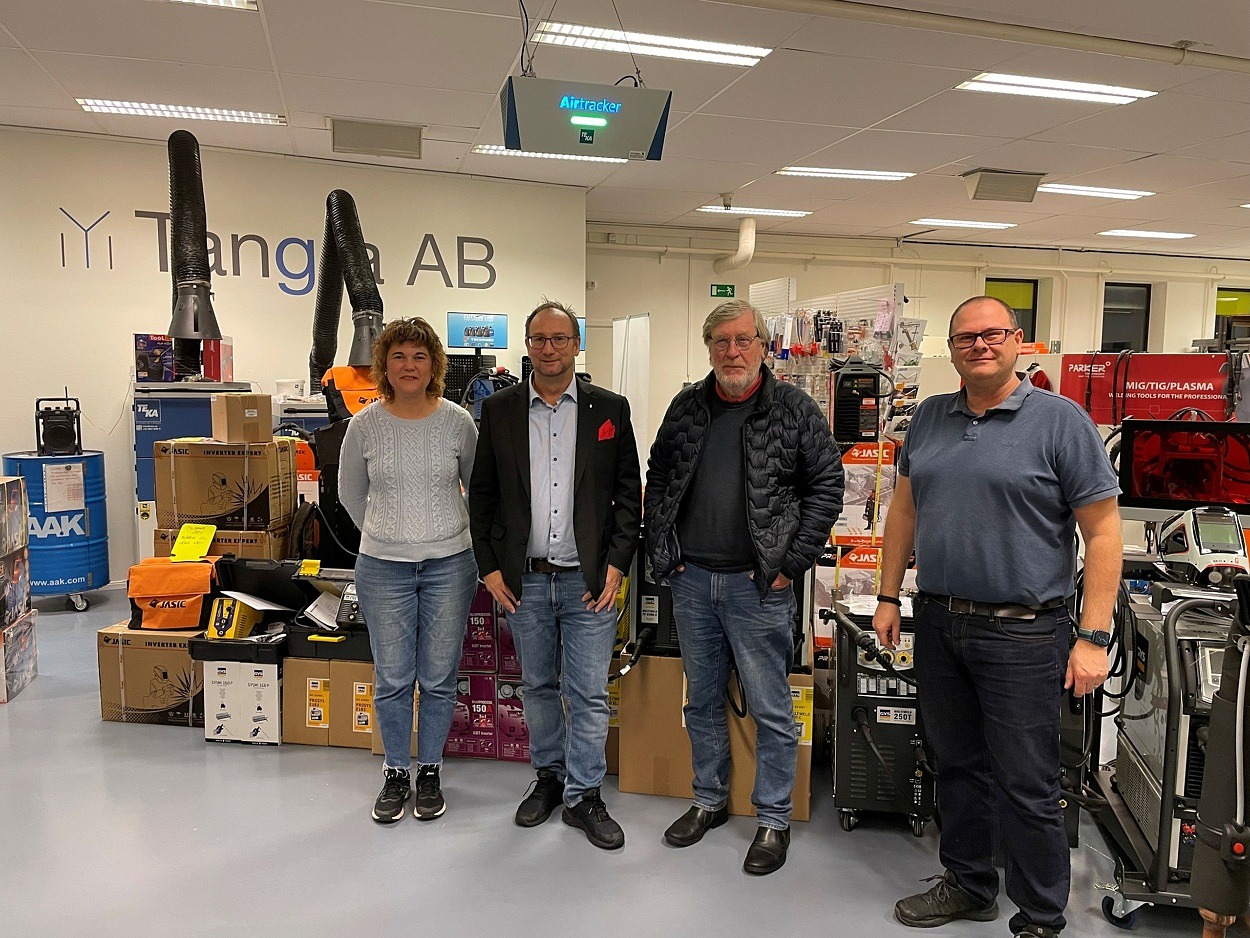 F&ouml;retagsbes&ouml;k p&aring; Fagon AB. Fr&aring;n v&auml;nster: Elizabeta Tseneva Tangra AB, kommunstyrelsens ordf&ouml;rande Johan Andersson (S), Lasse Holmstr&ouml;m (V), Philip Marriott, VD Tangra A