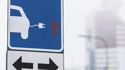 Skylt för laddning av elbilar