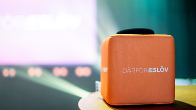 En mikrofon står på ett bord