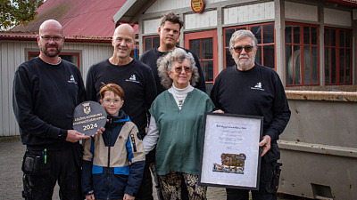 Tom Sjögren, Ola Sjögren, Ludvig Ljung, Karin Sjögren, Jan-Åke Sjögren och barnbarnet Cornelis tar emot årets byggandsvårdspris.