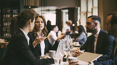 personer sitter vi ett bord på en restaurang och talar