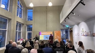 männiksor sittandes på rader, eslövs folkhögskola