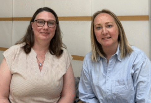 Jenny och linda ,medarbetare Esl&ouml;vs kommun, sittandes bredvid varandra 