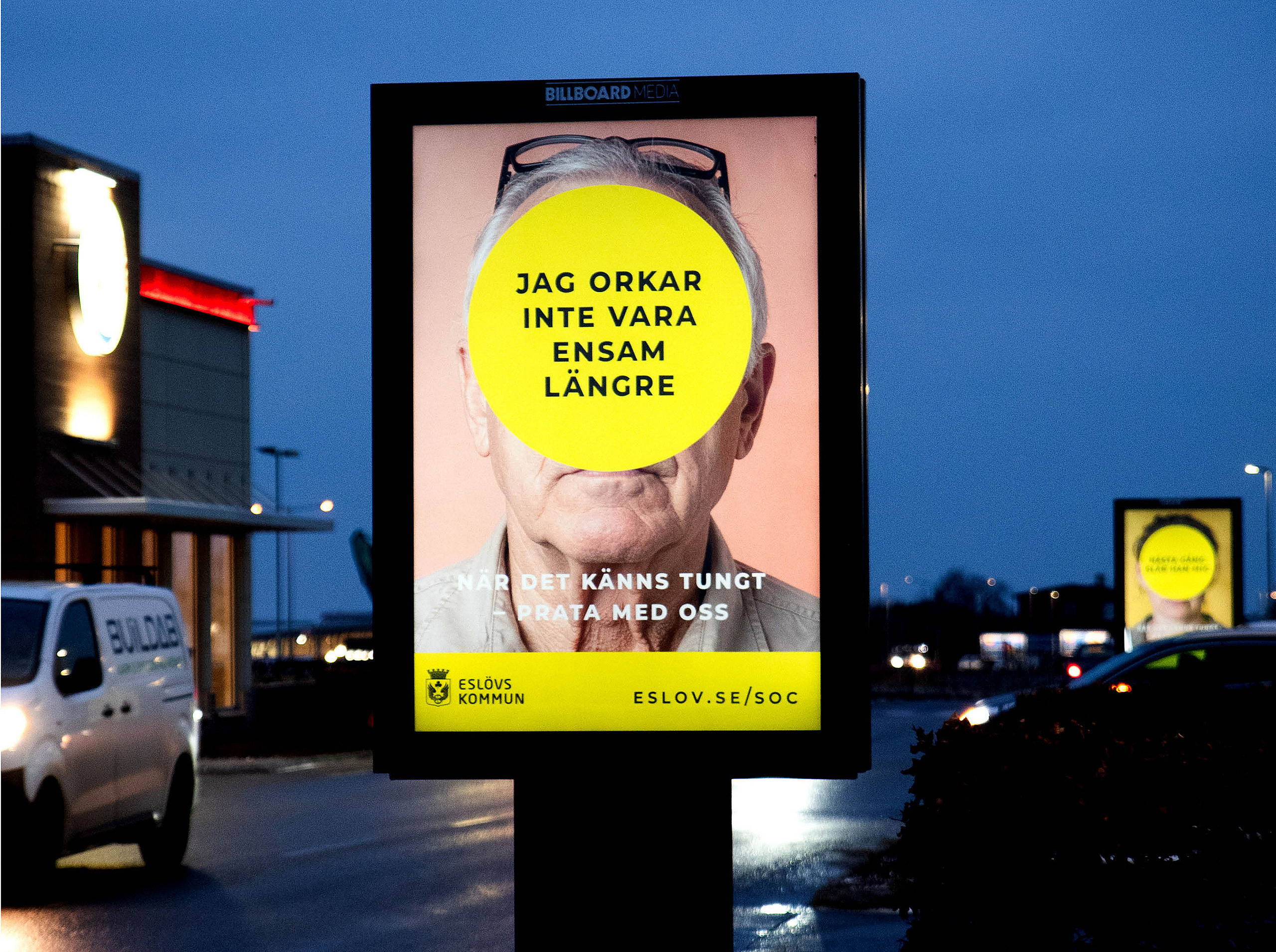 En upplyst reklamtavla med orden Jag orkar inte vara ensam l&auml;ngre.