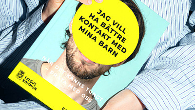 Två händer håller i en broschyr med texten Jag vill ha bättre kontakt med mina barn.