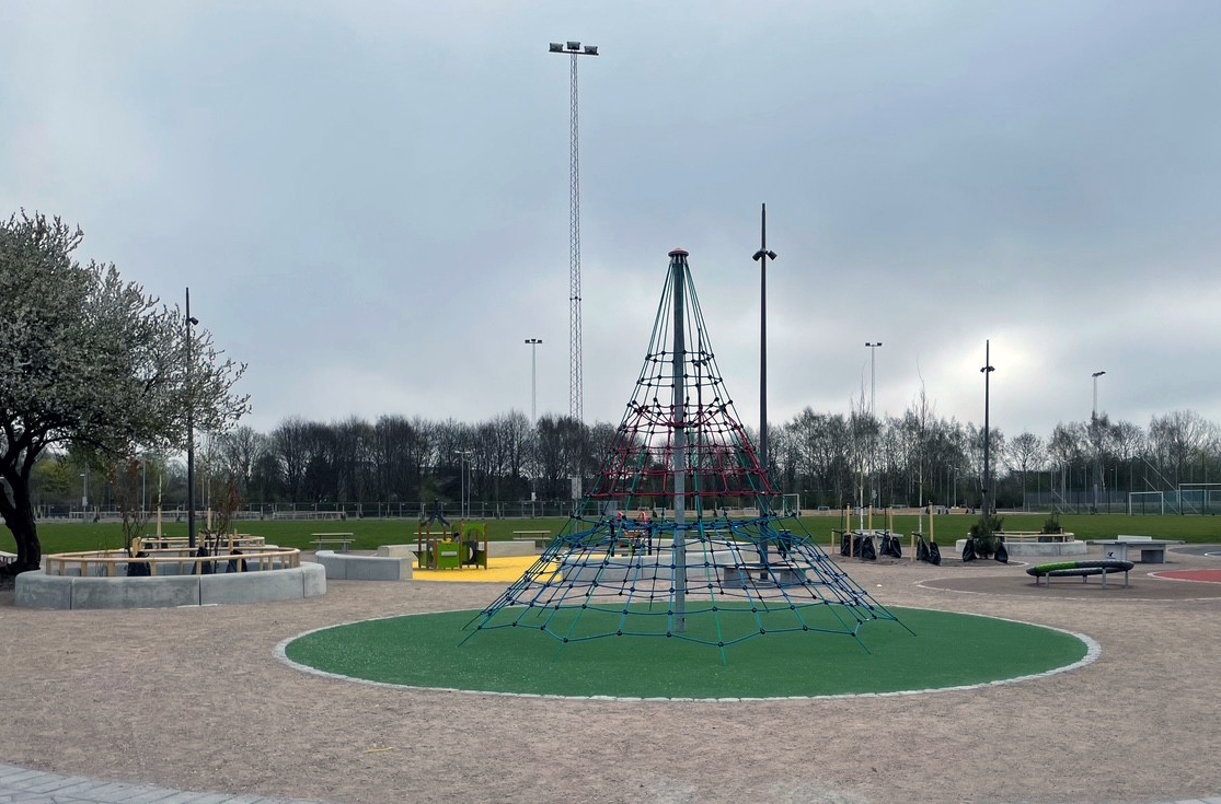 Plats för lek vid föreningshuset på Husarängen.