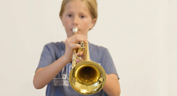 Person som spelar trumpet