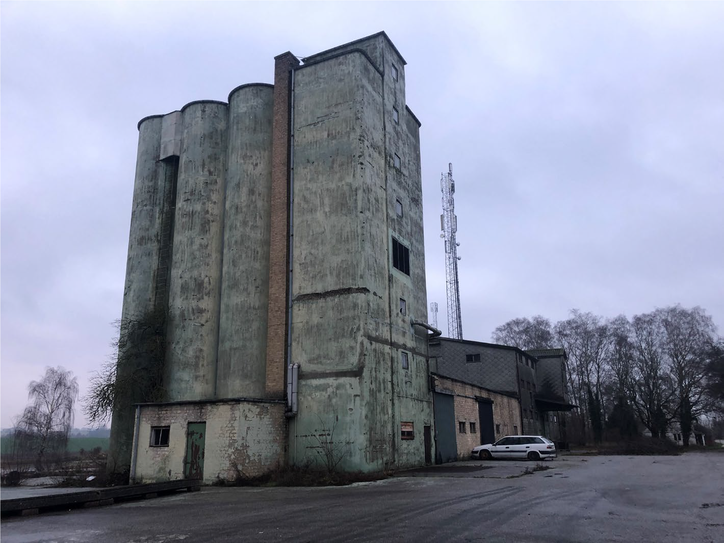 Vy över silon och industribyggnaderna inom planområdet.