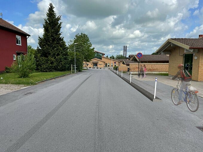Skiss över hur Skolgatan kommer att se ut. Gång- och cykelbanan separeras från körbanan med så kallade gcm-stöd.
