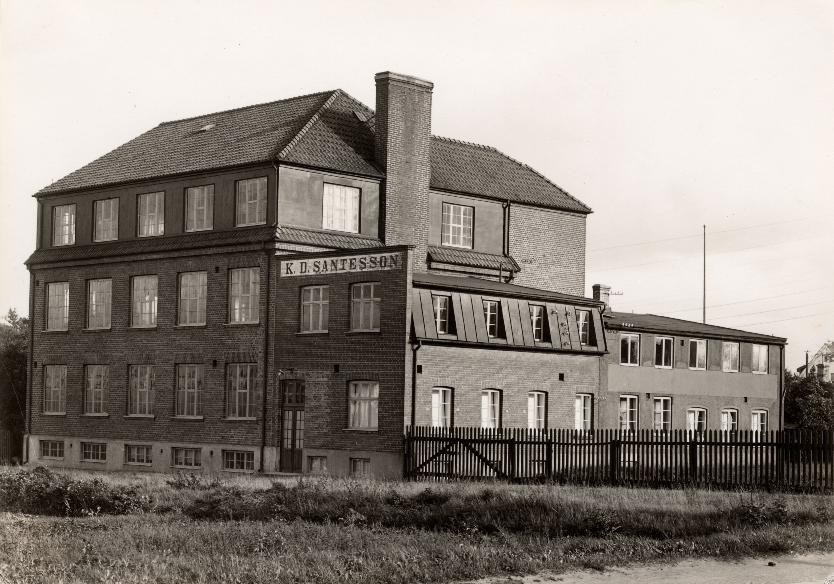 Den nya fabriken byggdes 1923 i tre v&aring;ningar. Foto: Tekniska museet.