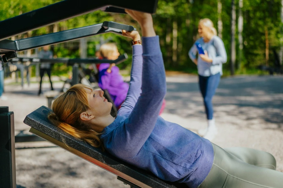 Kvinna som tr&auml;nar p&aring; utegym.