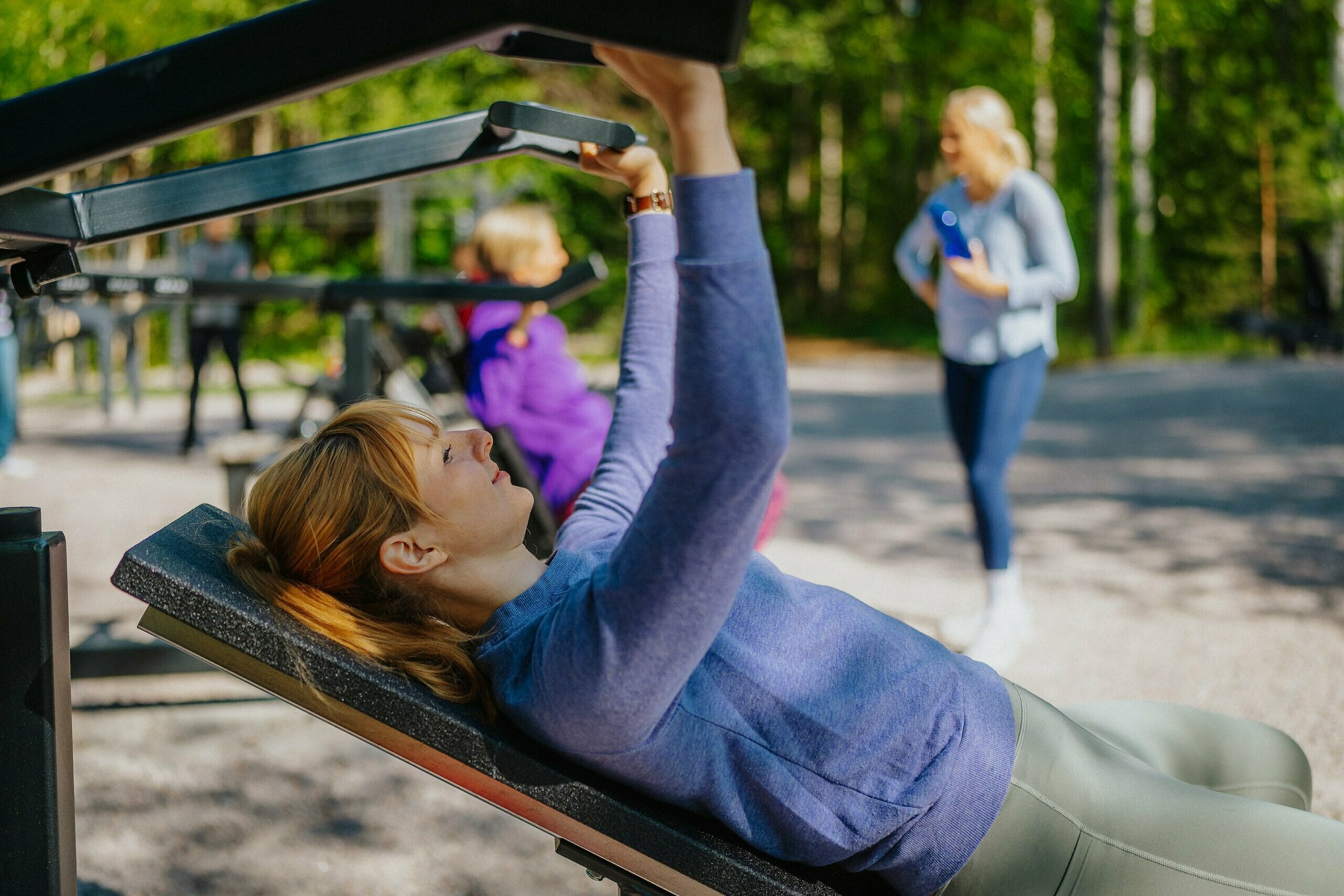 Kvinna som tränar på utegym.