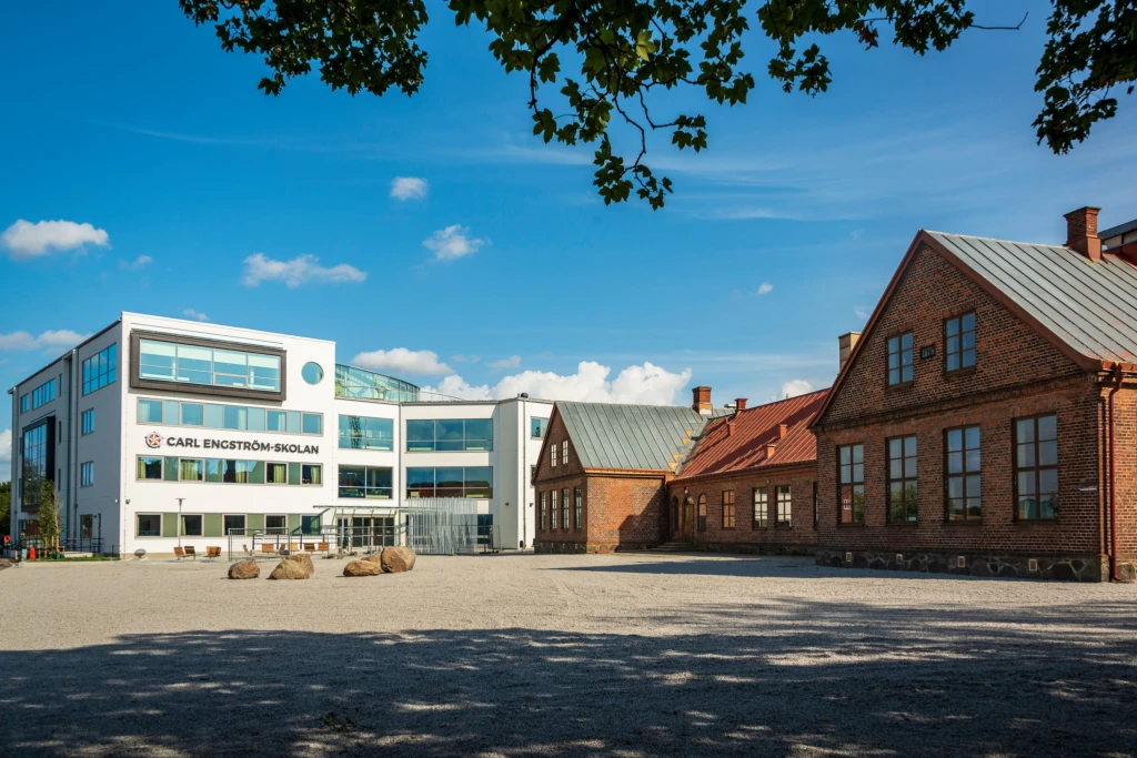 Foto på Carl Engström-skolan med hus B till vänster och hus C till höger.