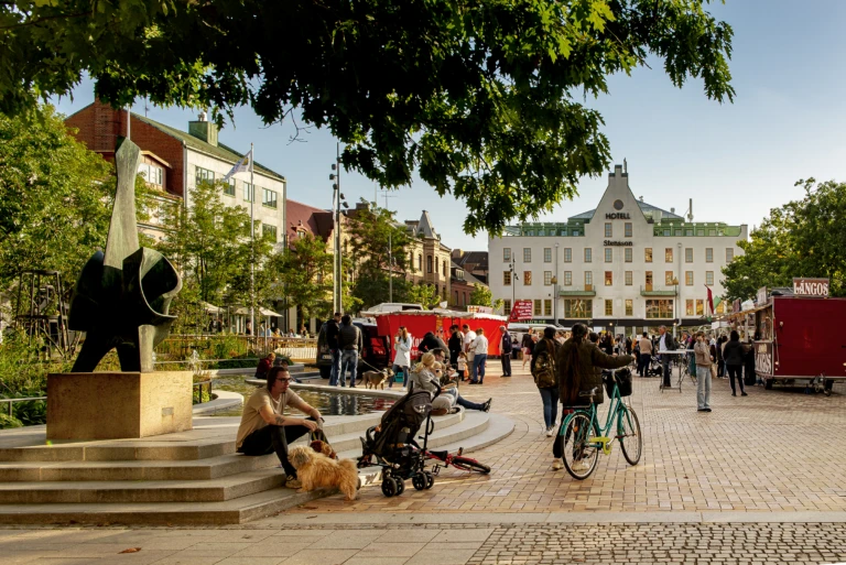 Illustration med människor på ett torg