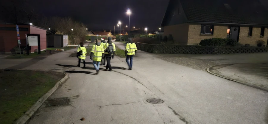 Politiker, tj&auml;nstepersoner, Polis, r&auml;ddningstj&auml;nst och Esl&ouml;vs Bostads AB deltog i trygghetsvandringen p&aring; Fridasro i Esl&ouml;v.