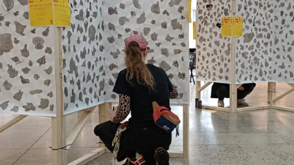 Kvinna ritar på en vikvägg