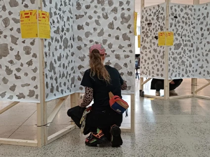 Kvinna ritar på en vikvägg