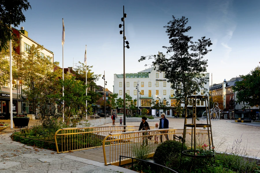 Stora torg med bron i f&ouml;rgrunden