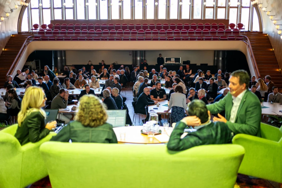 Johan Wester var dagens moderator och intervjuade g&auml;sterna p&aring; n&auml;ringslivsdagen i Medborgarhuset. Foto: Christoffer Borg Mattisson