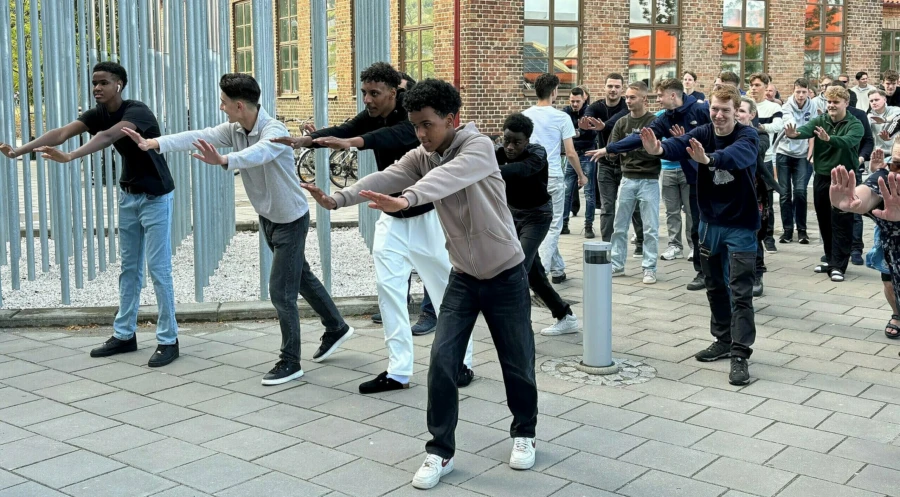 Elever och lärare på Carl Engströmgymnasiet dansade tillsammans.