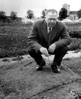 Joel Sallius på fornminnet Älvkvarnsstenen, numera nedgrävd vid Älvkvarnsgränd. Foto: Föjers arkiv.