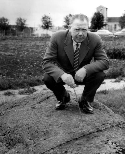 Joel Sallius p&aring; fornminnet &Auml;lvkvarnsstenen, numera nedgr&auml;vd vid &Auml;lvkvarnsgr&auml;nd. Foto: F&ouml;jers arkiv.