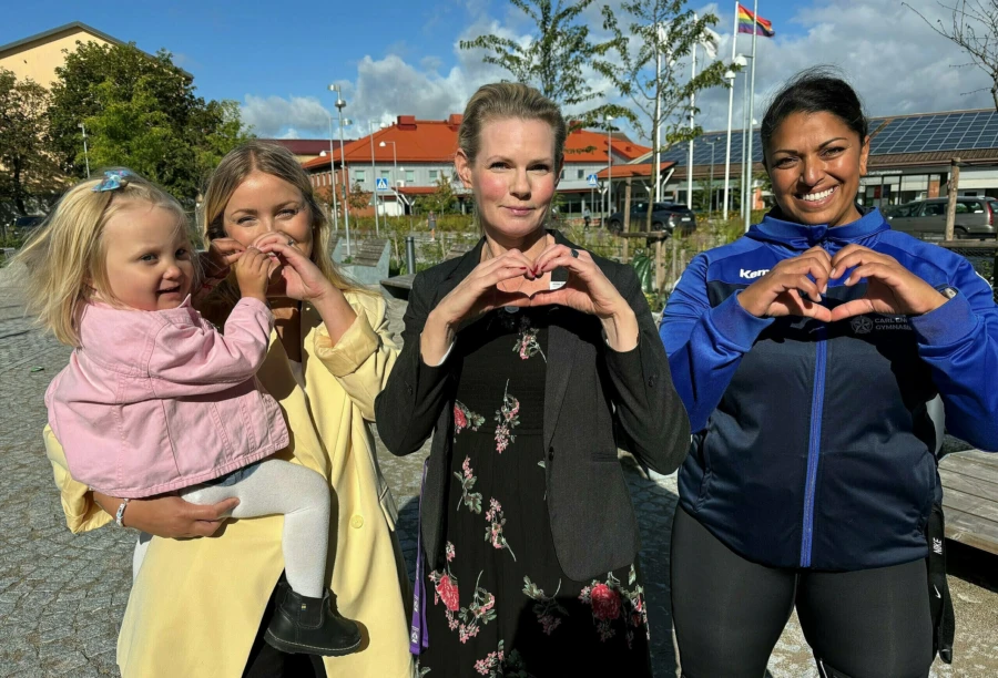 Läraren Linnea Lindesberg med dottern Lovis, rektor Anna Öjehagen och idrottslärare Ellen Sassner.